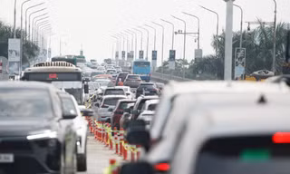 Dòng ôtô nhích từng chút lên cầu Thăng Long trong ngày đầu cấm xe để thi công trạm cân