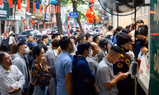 Chen chân chờ mua bánh Trung thu truyền thống