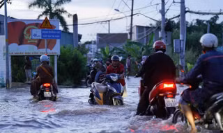 Triều cường gây ngập sâu ở TPHCM, người dân phải đi lại bằng thuyền