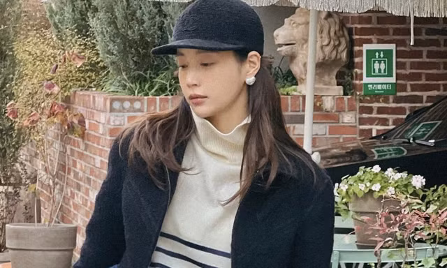 Phối đồ với áo cổ lọ đơn giản mà vẫn xinh, diện đi làm hay đi chơi đều hợp