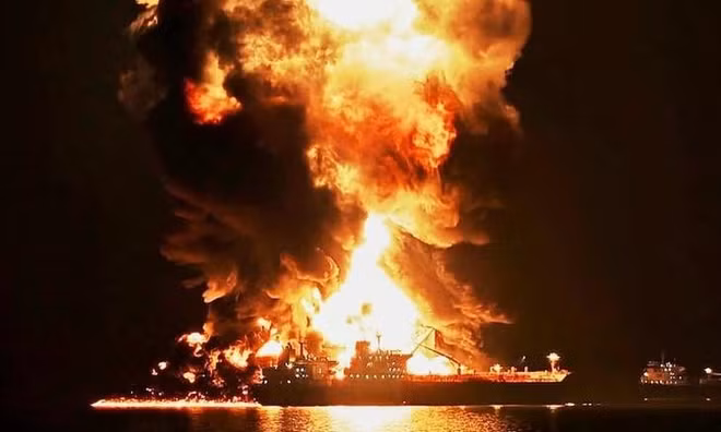 Iran tuyên bố ba tàu chở dầu bốc cháy ở eo biển Hormuz