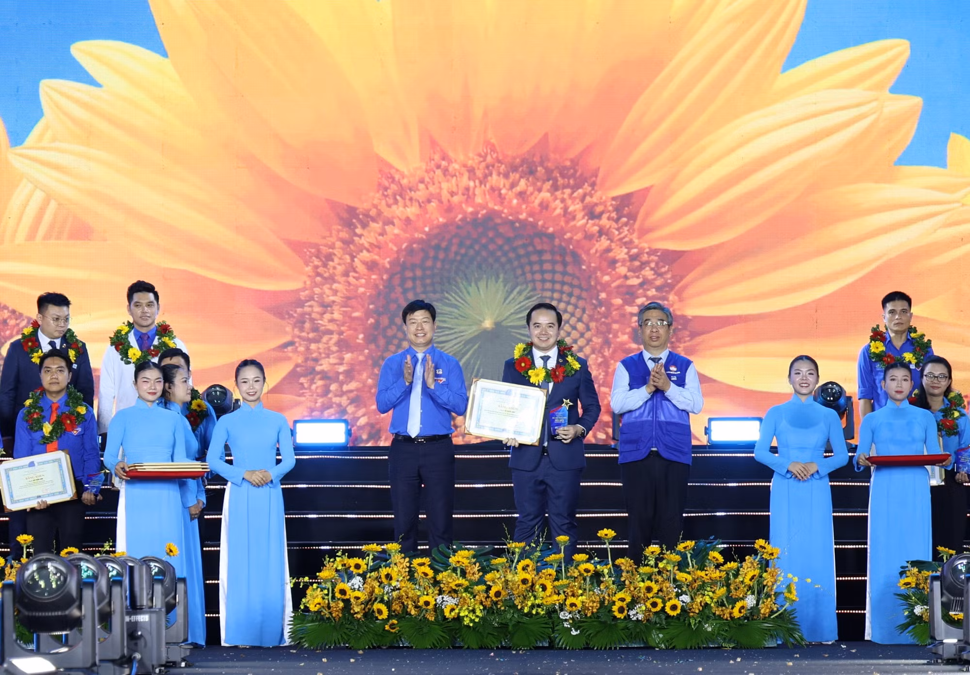Phó Bí thư Thành ủy TPHCM Nguyễn Phước Lộc cùng Phó Chủ tịch Thường trực Trung ương Hội LHTN Việt Nam Lê Hải Long khen thưởng các gương thủ lĩnh thanh niên tiêu biểu.