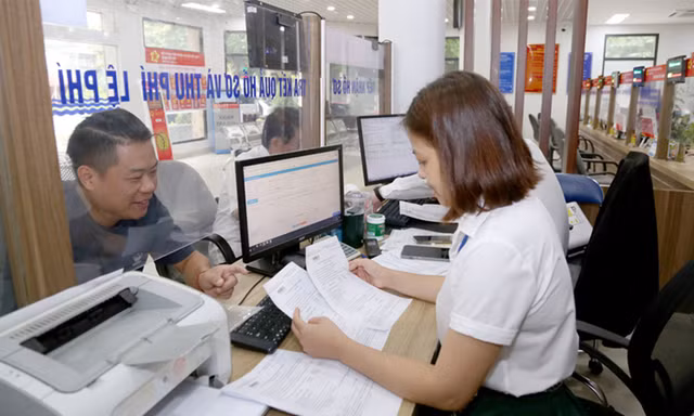 Trả lương công chức theo vị trí việc làm, tiến tới bỏ biên chế 'suốt đời' 