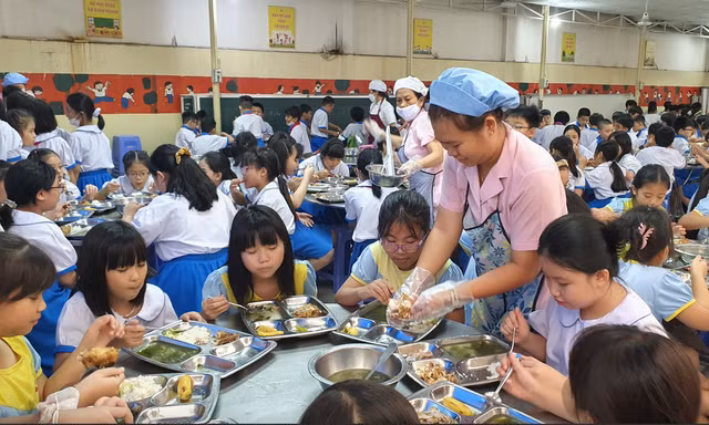 Thủ tướng: Không chọn đơn vị cung cấp bữa ăn bán trú chỉ vì giá thấp