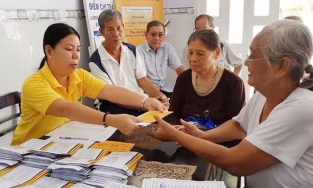 Mức trợ cấp hằng tháng đối với cán bộ xã, phường, thị trấn già yếu nghỉ việc