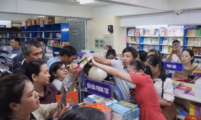 Thủ tướng chỉ đạo xử lý ngay tình trạng thiếu sách giáo khoa, bất cập suất ăn học đường