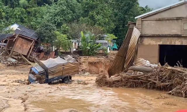 Mưa lớn tới 450 mm, Thủ tướng yêu cầu khẩn trương ứng phó lũ quét, sạt lở 