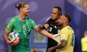 Hành trình khó tin từ tuyển thủ trượt tuyết đến người hùng cản bước Brazil của thủ môn tuyển Na Uy