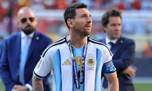 Lionel Messi không cùng tuyển Argentina về nước sau thất bại ở chung kết World Cup