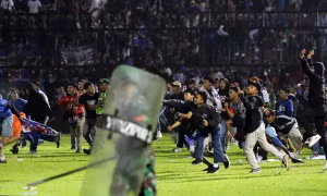CĐV không ngừng quậy phá khiến FIFA tiếp tục trừng phạt bóng đá Indonesia