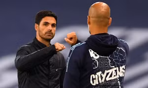 Pep Guardiola chúc mừng Arsenal sau khi chính thức thất bại ở cuộc đua vô địch