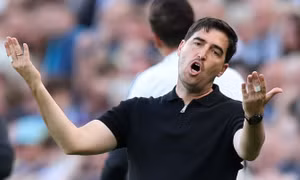 HLV Liverpool điên tiết khi đội nhà nhận bàn thua trớ trêu