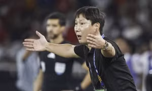 Báo Hàn Quốc: HLV Kim Sang-sik, từ kẻ bị xua đuổi tại Hàn Quốc đến người hùng ở Việt Nam