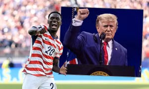 Tổng thống Trump cảm ơn FIFA vì tiền đạo tuyển Mỹ được đình chỉ thẻ đỏ