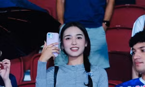 CĐV Thái Lan xếp hàng xuyên đêm, đội mưa mua vé chung kết ASEAN Cup chờ Việt Nam 