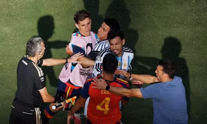Ẩu đả sau trận chung kết biến Argentina thành kỷ lục gia thẻ đỏ trong lịch sử World Cup