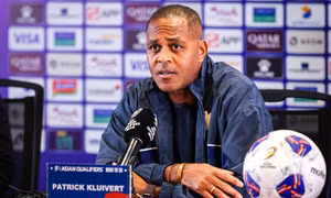Đen đủi như Patrick Kluivert, thất bại cùng 2 đội tuyển ở vòng loại World Cup 2026