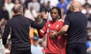 HLV Liverpool bị CĐV la ó vì rút tài năng trẻ ra khỏi sân
