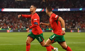 Dalot bảo vệ Ronaldo trước áp lực: 'Mặc kệ những lời chỉ trích, chúng tôi tự cách ly khỏi mạng xã hội'
