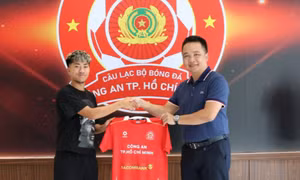 Cầu thủ Việt kiều Khoa Ngo chính thức gia nhập V.League