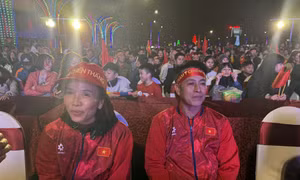 Người dân Hưng Yên đổ về Quảng trường, cùng gia đình Minh Phúc cổ vũ U23 Việt Nam