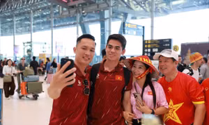 Người hâm mộ vỡ òa sung sướng, vây quanh những người hùng U22 Việt Nam
