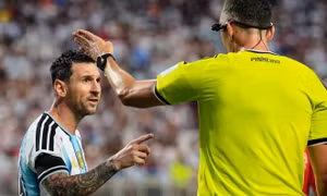 Messi 'chỉnh’ thái độ của trọng tài giữa trận tứ kết