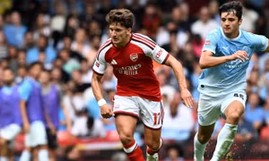 Tzolis san bằng kỷ lục của Beckham trong ngày Arsenal hạ Man City