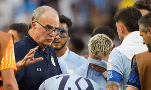 Dàn sao Uruguay công khai ‘bật’ HLV Bielsa trước trận sinh tử