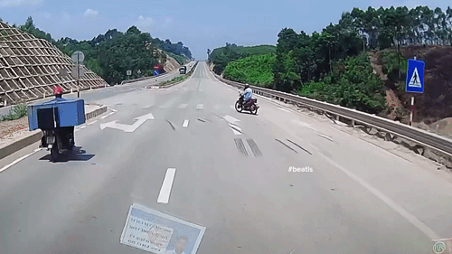 Chuyển làn bất ngờ, người đi xe máy suýt bị ôtô tông trúng