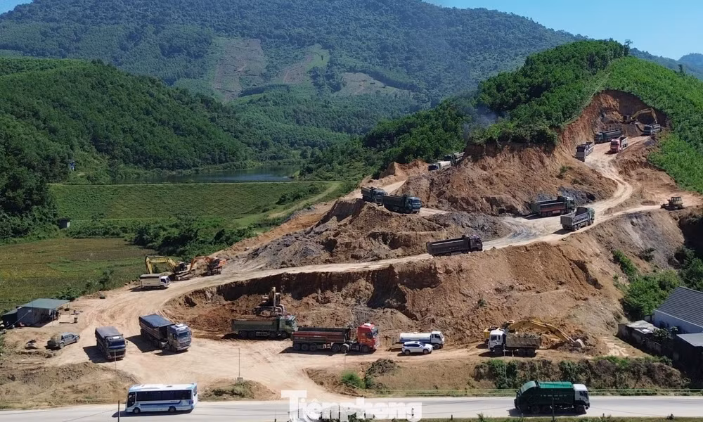 Phú Thọ: Rầm rộ bạt núi 'tận thu' đất đá, bụi bay trắng trời 