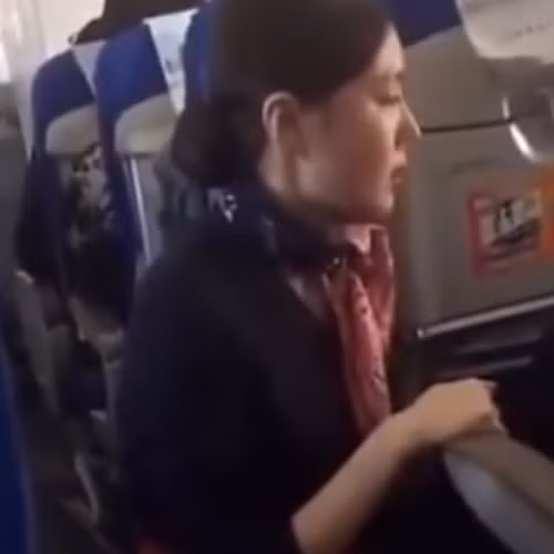 TIN NHANH: Hành khách bị cấm bay vĩnh viễn sau khi bắt tiếp viên quỳ xin lỗi