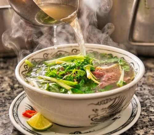 Nguy cơ tiềm ẩn khi uống cạn nước dùng trong bát phở 