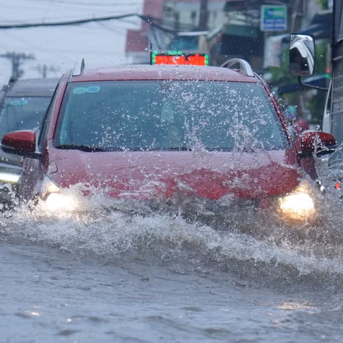 Sai lầm 'chết người' khi cố lái ôtô qua vùng ngập nước