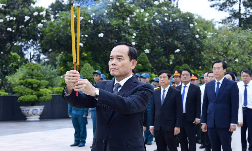 Lãnh đạo TPHCM dâng hương tưởng niệm Chủ tịch Hồ Chí Minh và các Anh hùng liệt sĩ