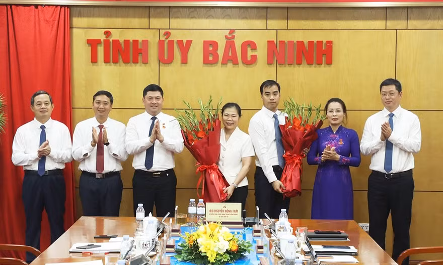 Thường trực Tỉnh ủy Bắc Ninh tặng hoa chúc mừng đồng chí Phạm Hải Anh và Chu Lệ Hường.