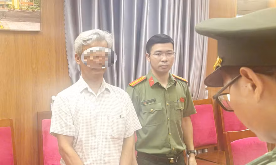 Bắt tạm giam giám đốc trung tâm tiếng Anh vì 'thổi phồng' chương trình học