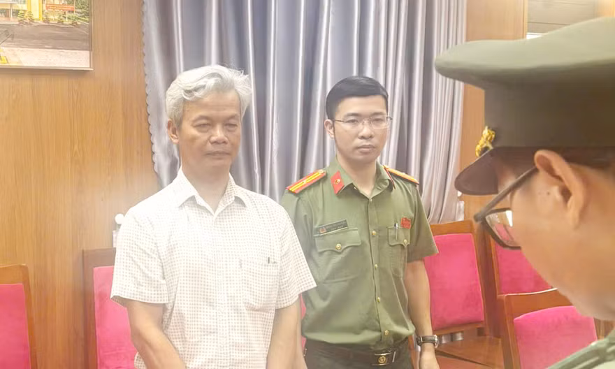 Bắt tạm giam giám đốc trung tâm tiếng Anh vì 'thổi phồng' chương trình học