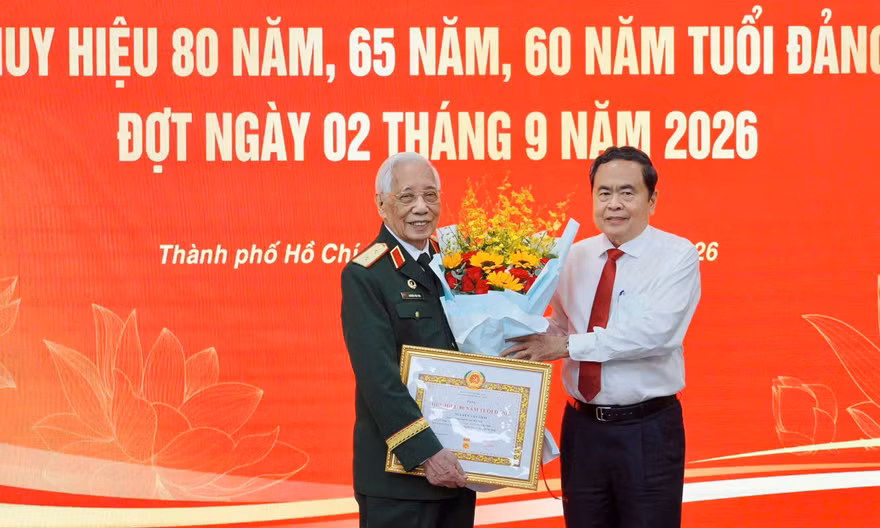 Chủ tịch Quốc hội trao tặng Huy hiệu Đảng cho đảng viên lão thành tại TPHCM