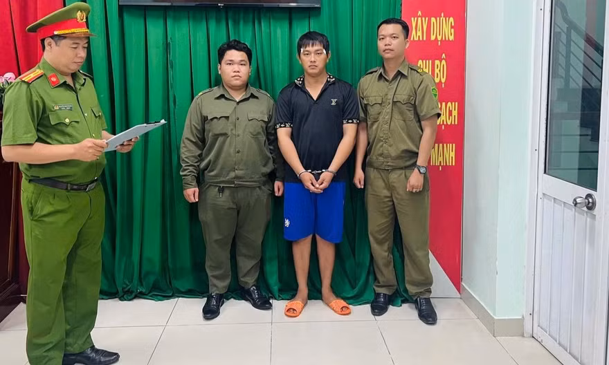 Cơ quan điều tra tống đạt quyết định đối với Phan Huy Thanh. Ảnh: Công an TPHCM.