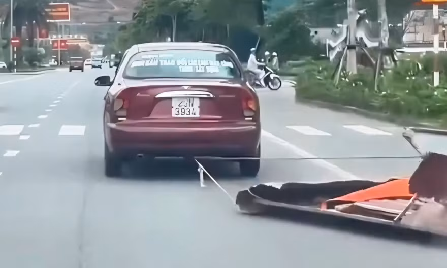 CLIP: Ô tô kéo lê mái tôn giữa đường ở Quảng Ninh