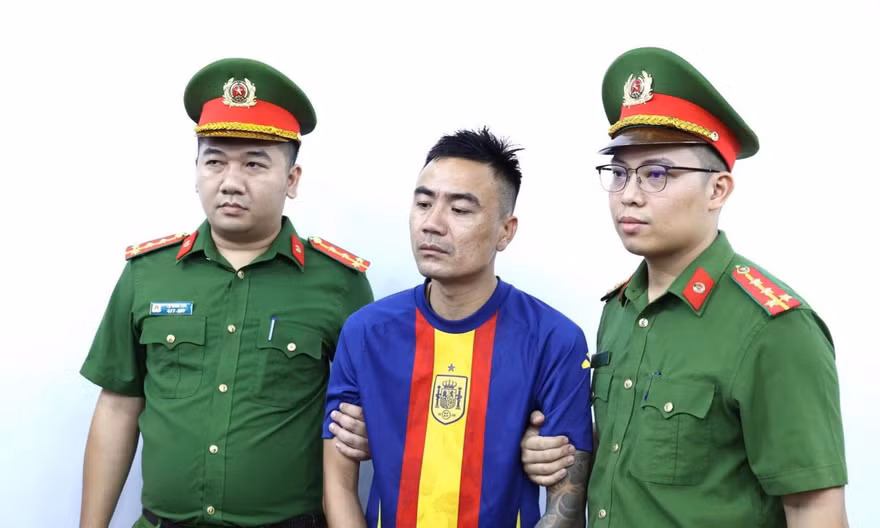 Video thanh niên gây hấn với bảo vệ nhà hàng dê ở Ninh Bình