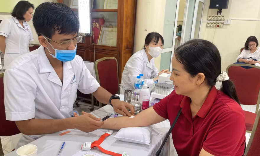 Người dân được lấy máu kiểm tra sức khoẻ.