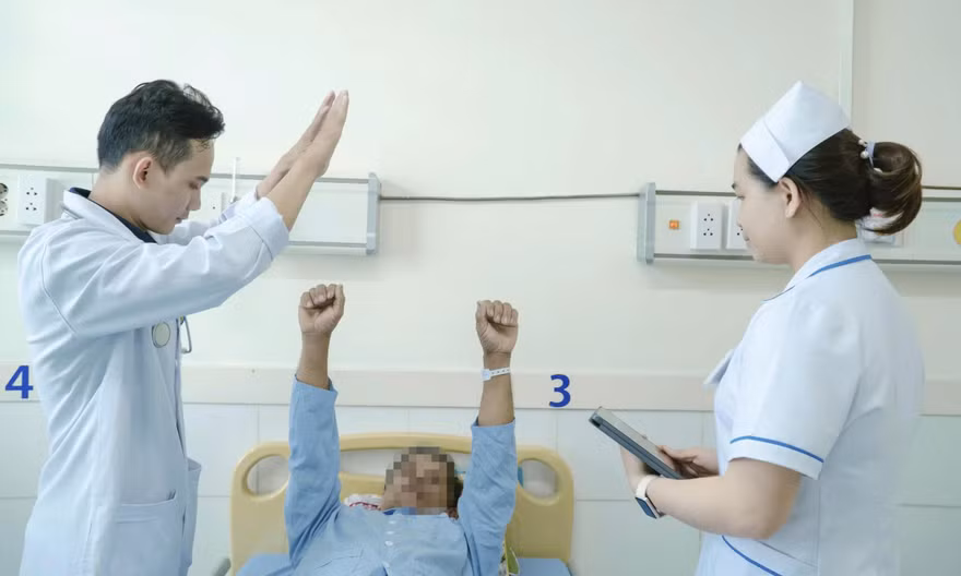 78 phút 'vàng' chạy đua cứu người đàn ông đột quỵ giữa đồng