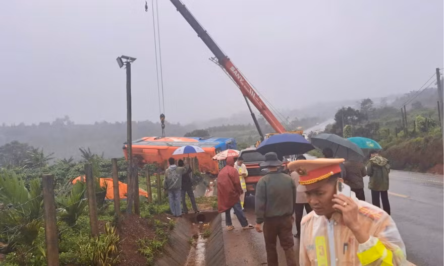 Tiếng khóc xé lòng của thân nhân người chết trong vụ xe khách lật ở Gia Lai 