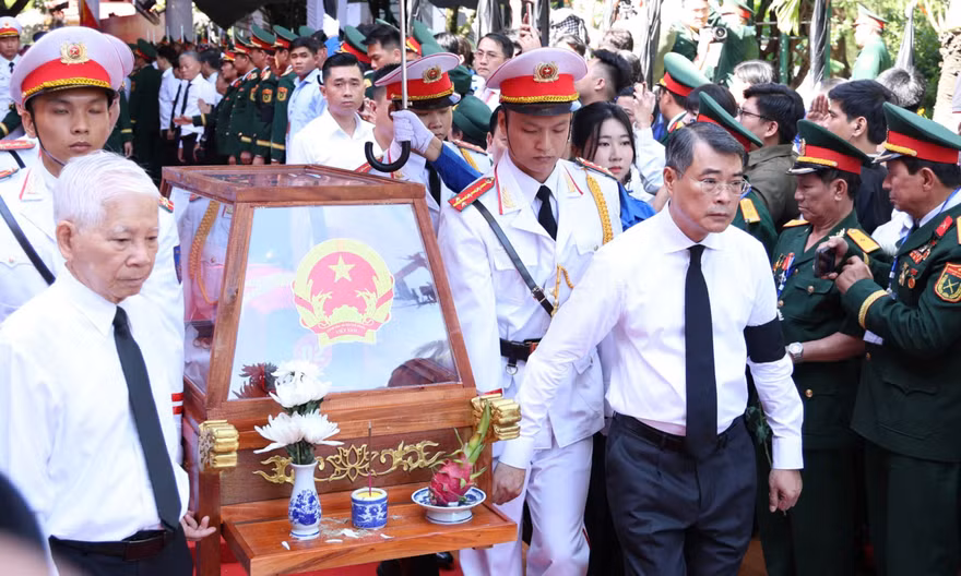  Tiễn đưa 731 hài cốt liệt sĩ từ Công viên Lê Thị Riêng đến an táng tại Nghĩa trang liệt sĩ TPHCM