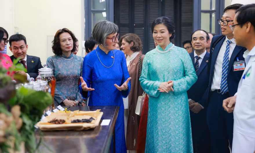 Phu nhân Tổng Bí thư, Chủ tịch nước Tô Lâm và Phu nhân Tổng thống Thụy Sĩ thăm Đại học Dược