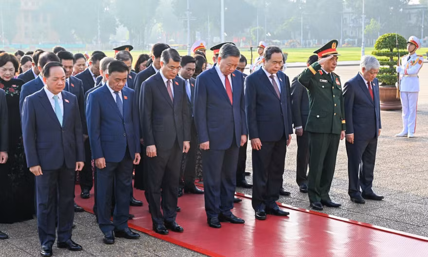Lãnh đạo Đảng, Nhà nước và đại biểu Quốc hội vào Lăng viếng Chủ tịch Hồ Chí Minh 