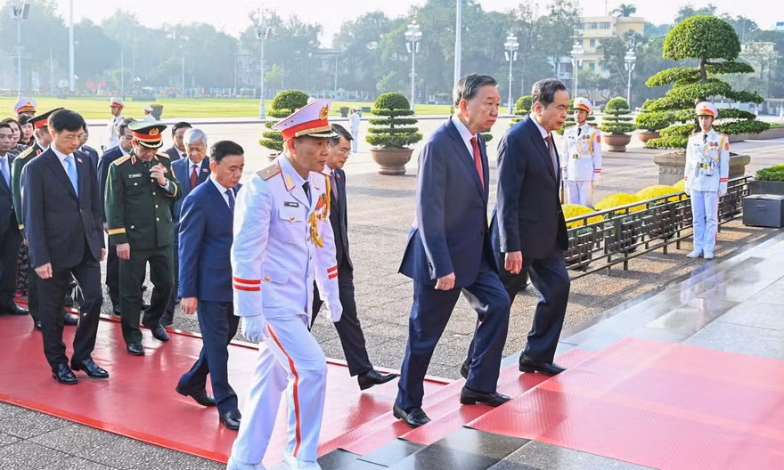 Lãnh đạo Đảng, Nhà nước và đại biểu Quốc hội viếng Chủ tịch Hồ Chí Minh trước Kỳ họp thứ 2