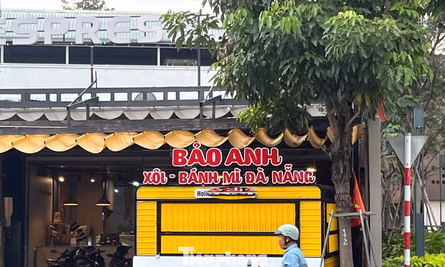 Hàng chục người nghi bị ngộ độc sau khi ăn bánh mì từ xe đẩy ở TPHCM 